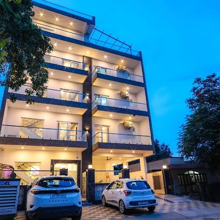 Kds Residency Hotel Грейтър Нойда Екстериор снимка