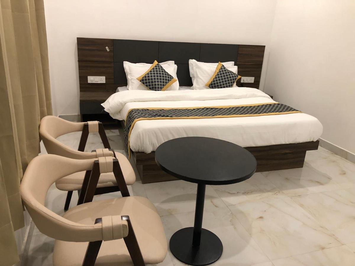 Kds Residency Hotel Грейтър Нойда Екстериор снимка