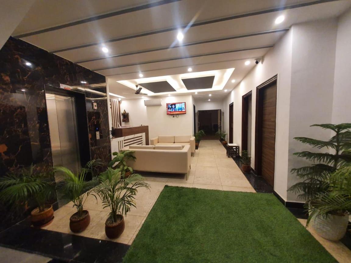 Kds Residency Hotel Грейтър Нойда Екстериор снимка