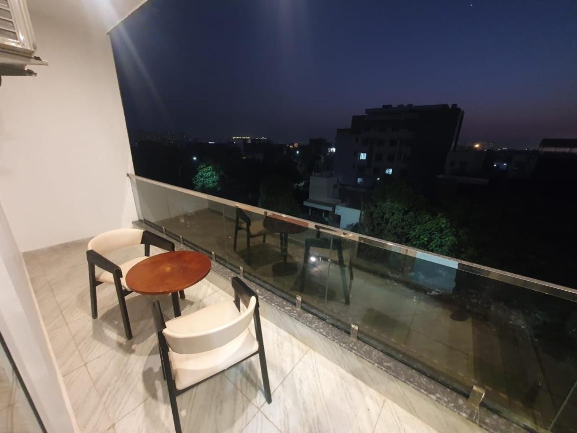 Kds Residency Hotel Грейтър Нойда Екстериор снимка