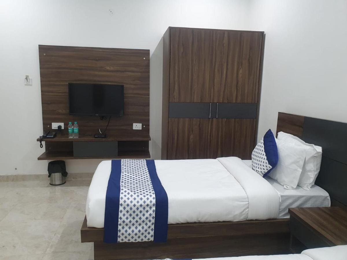 Kds Residency Hotel Грейтър Нойда Екстериор снимка
