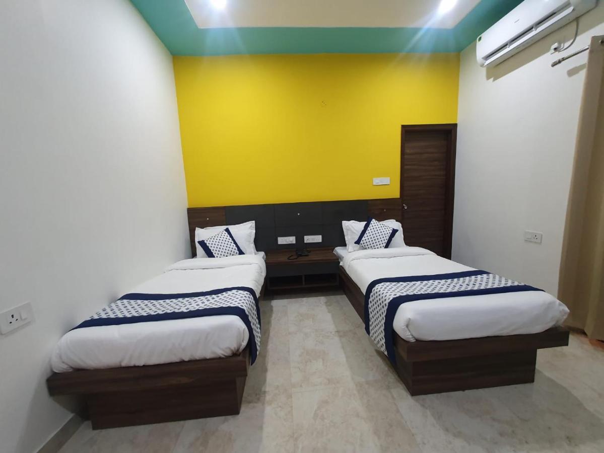 Kds Residency Hotel Грейтър Нойда Екстериор снимка