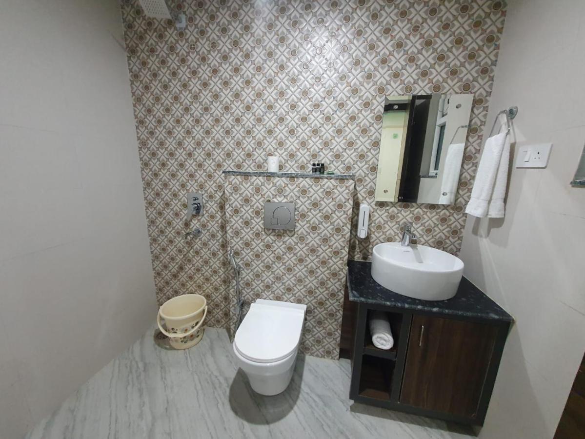 Kds Residency Hotel Грейтър Нойда Екстериор снимка