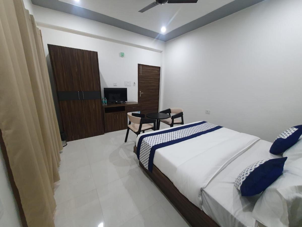 Kds Residency Hotel Грейтър Нойда Екстериор снимка