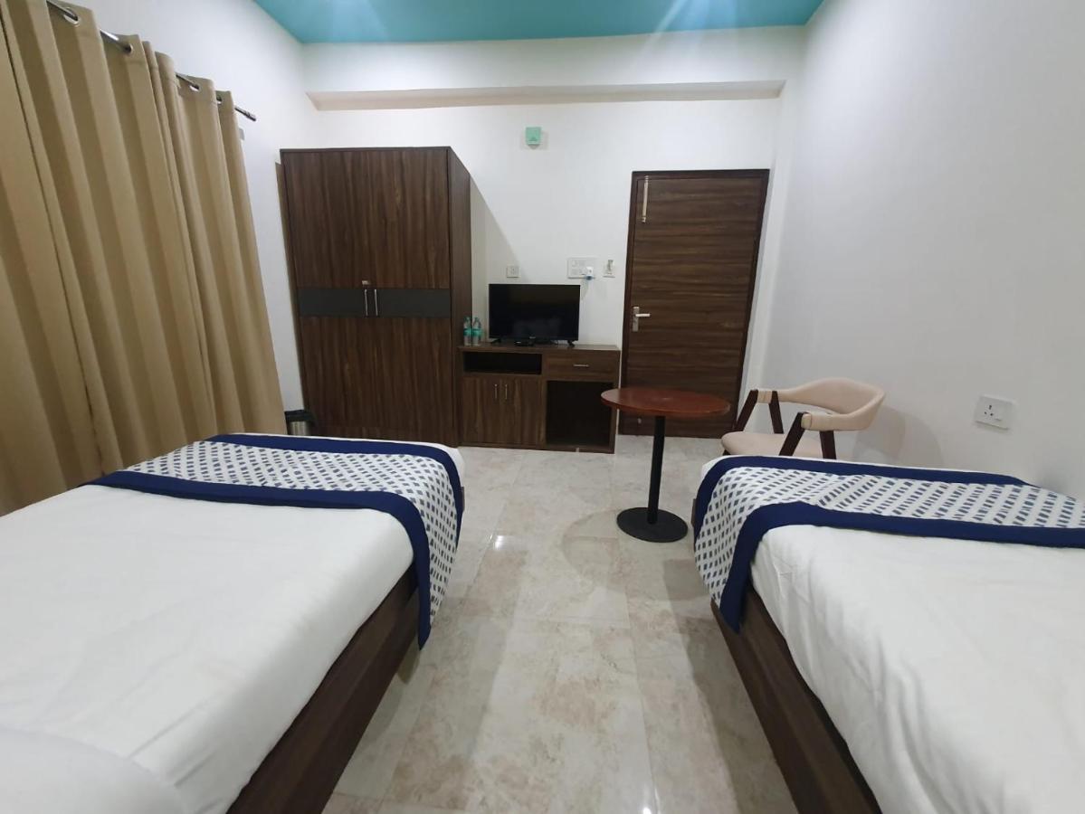 Kds Residency Hotel Грейтър Нойда Екстериор снимка