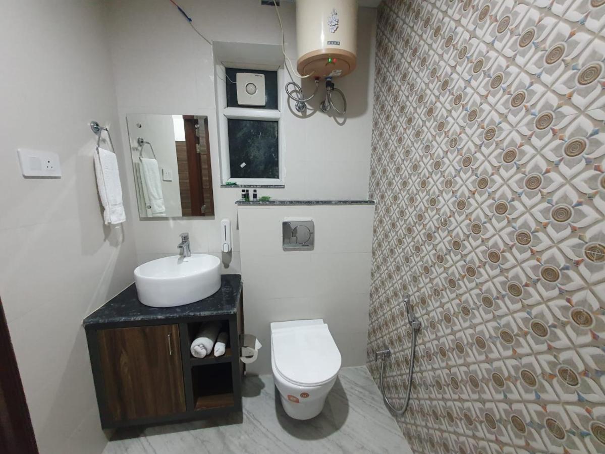 Kds Residency Hotel Грейтър Нойда Екстериор снимка