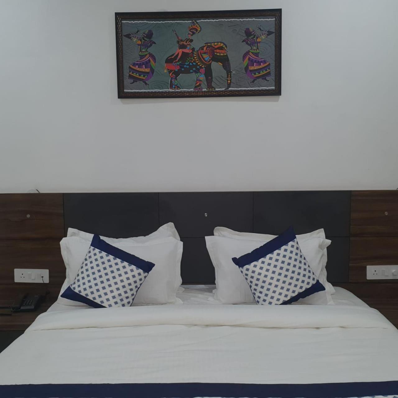 Kds Residency Hotel Грейтър Нойда Екстериор снимка