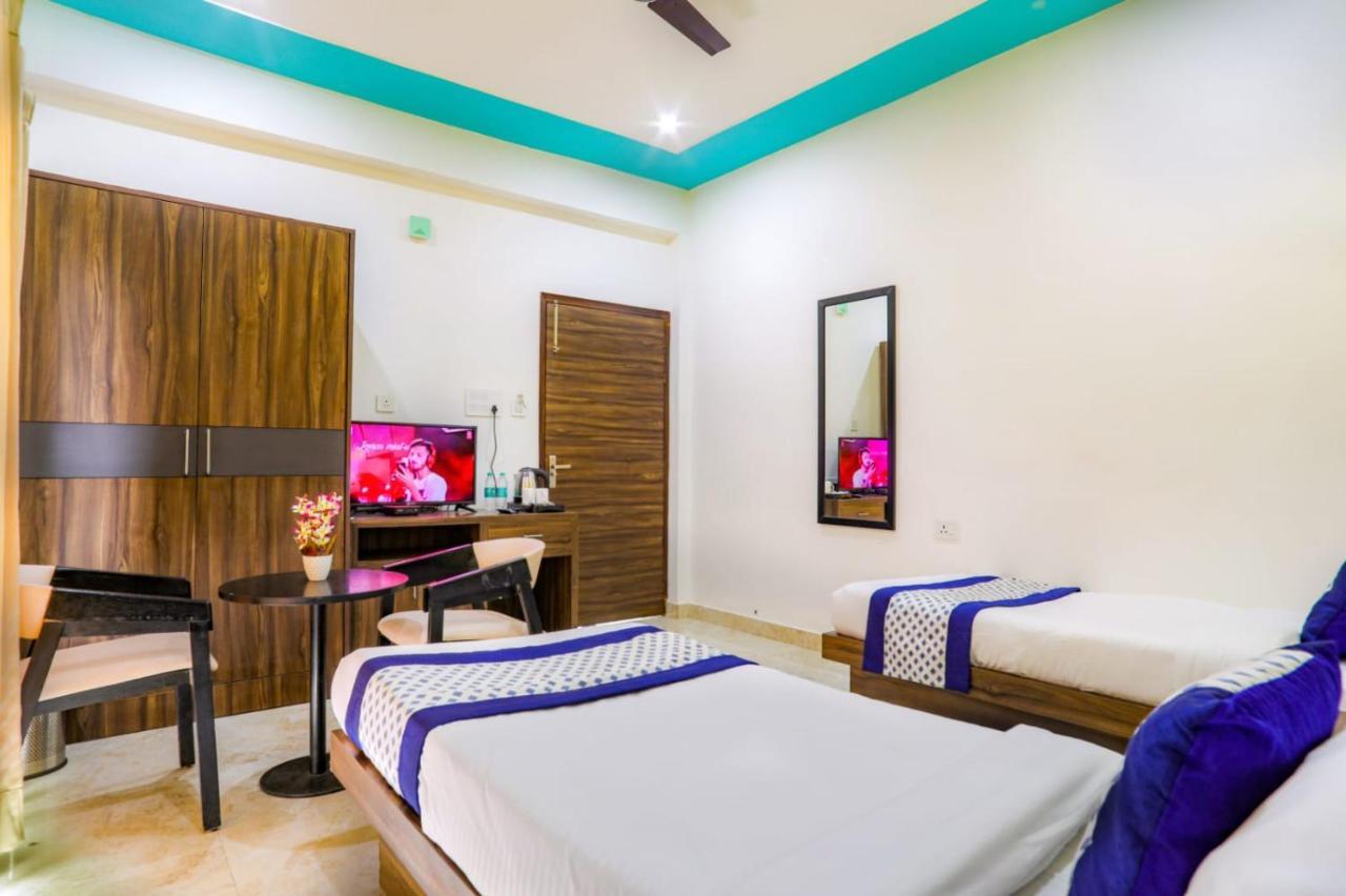Kds Residency Hotel Грейтър Нойда Екстериор снимка