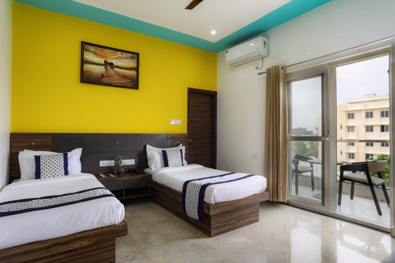 Kds Residency Hotel Грейтър Нойда Екстериор снимка