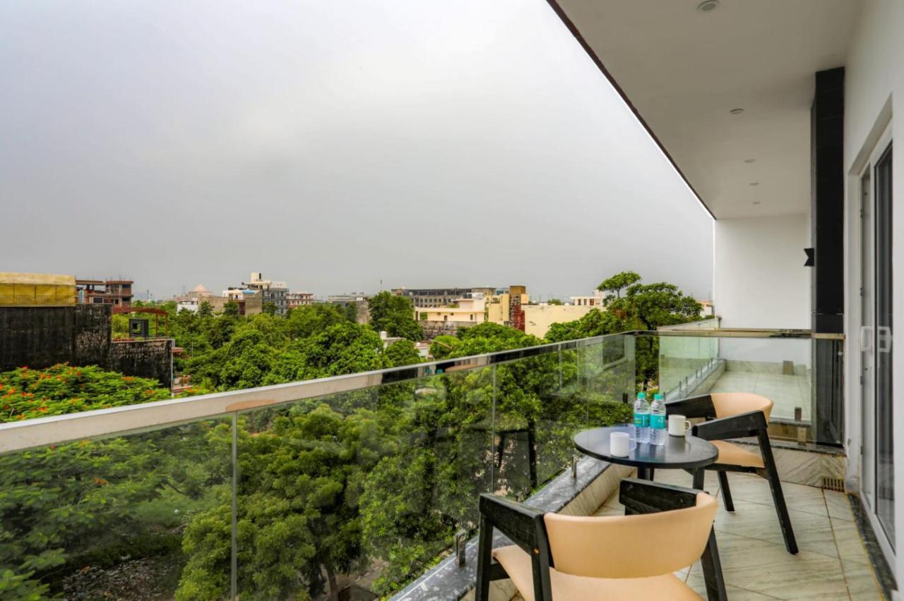 Kds Residency Hotel Грейтър Нойда Екстериор снимка