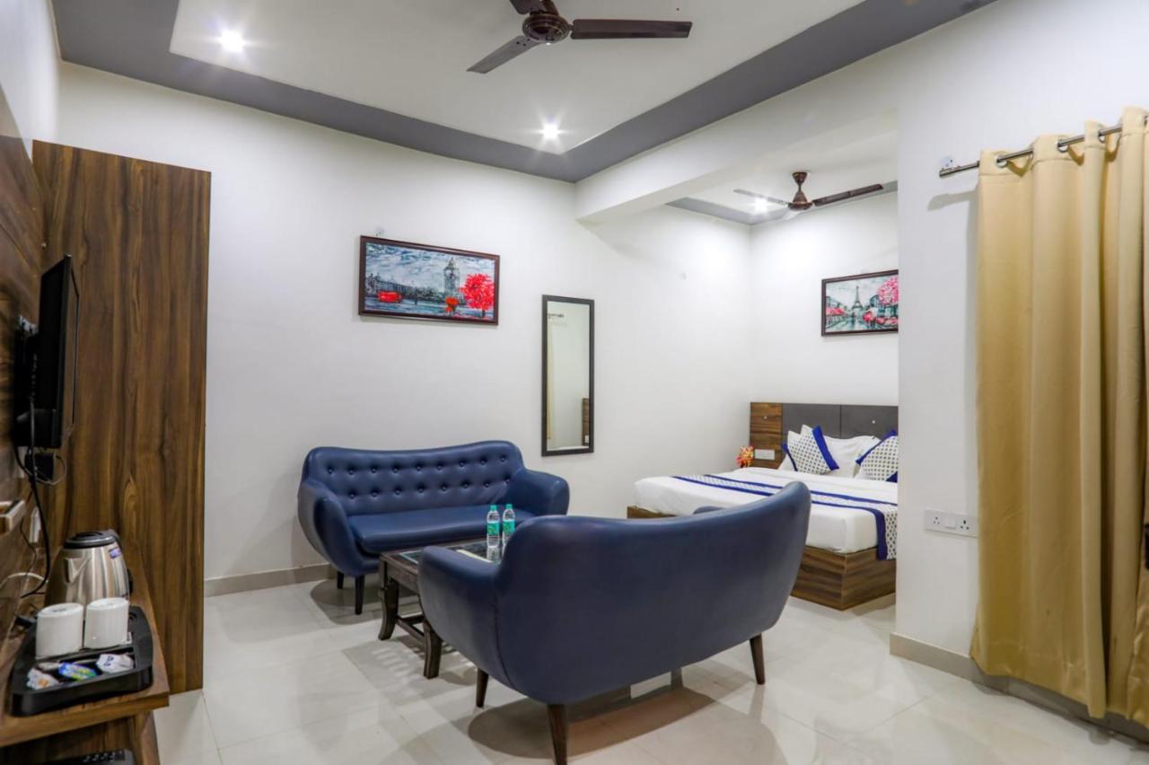 Kds Residency Hotel Грейтър Нойда Екстериор снимка
